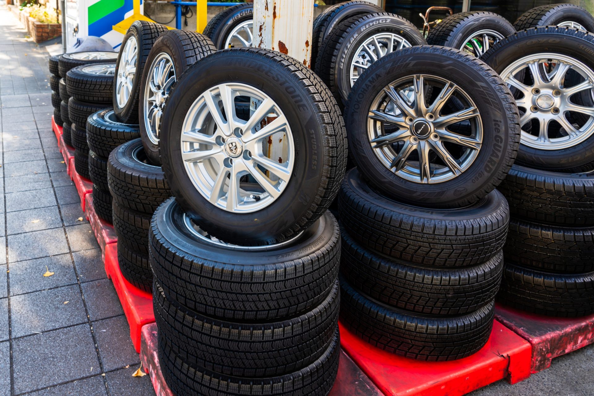 冬に向けたタイヤ交換のタイミングとは